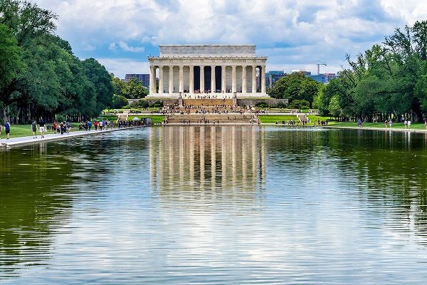 Perry, William 아티스트의 Reflecting Pool-Lincoln Memorial columns-Washington DC-Dedicated 1922-statue by Daniel French작품입니다.